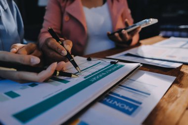 İş analizi, iş adamlarının toplanıp piyasadaki durumu tartışması. İş Mali Konsepti