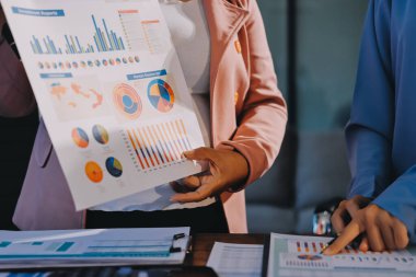 İş analizi, iş adamlarının toplanıp piyasadaki durumu tartışması. İş Mali Konsepti