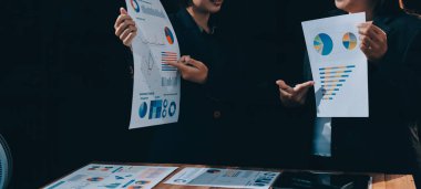 İş analizi, iş adamlarının toplanıp piyasadaki durumu tartışması. İş Mali Konsepti