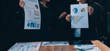 İş analizi, iş adamlarının toplanıp piyasadaki durumu tartışması. İş Mali Konsepti