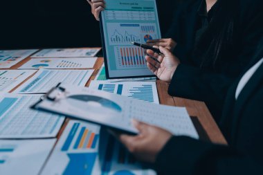 İş analizi, iş adamlarının toplanıp piyasadaki durumu tartışması. İş Mali Konsepti