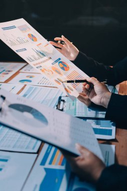 İş analizi, iş adamlarının toplanıp piyasadaki durumu tartışması. İş Mali Konsepti