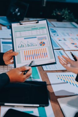 İş analizi, iş adamlarının toplanıp piyasadaki durumu tartışması. İş Mali Konsepti