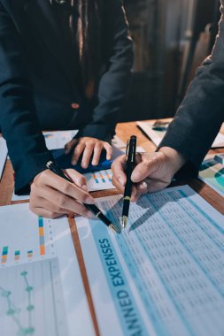 İş analizi, iş adamlarının toplanıp piyasadaki durumu tartışması. İş Mali Konsepti