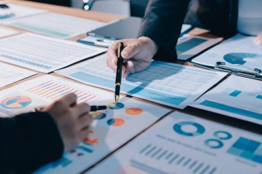 İş analizi, iş adamlarının toplanıp piyasadaki durumu tartışması. İş Mali Konsepti