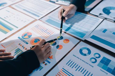 İş analizi, iş adamlarının toplanıp piyasadaki durumu tartışması. İş Mali Konsepti