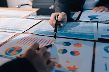 İş analizi, iş adamlarının toplanıp piyasadaki durumu tartışması. İş Mali Konsepti