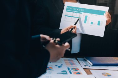 İş analizi, iş adamlarının toplanıp piyasadaki durumu tartışması. İş Mali Konsepti