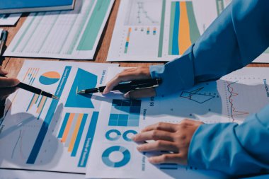 İş analizi, iş adamlarının toplanıp piyasadaki durumu tartışması. İş Mali Konsepti