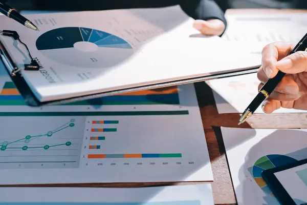 İş analizi, iş adamlarının toplanıp piyasadaki durumu tartışması. İş Mali Konsepti