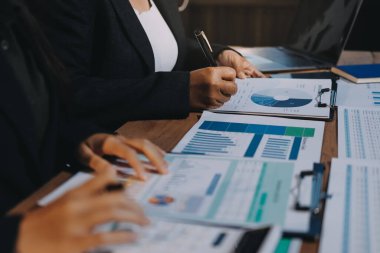 İş analizi, iş adamlarının toplanıp piyasadaki durumu tartışması. İş Mali Konsepti