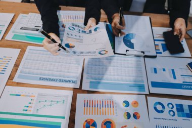 İş analizi, iş adamlarının toplanıp piyasadaki durumu tartışması. İş Mali Konsepti