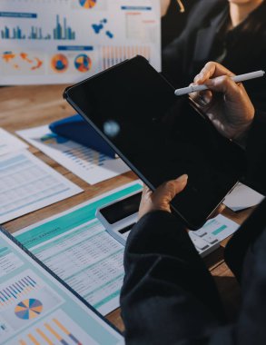 İş analizi, iş adamlarının toplanıp piyasadaki durumu tartışması. İş Mali Konsepti