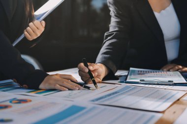 İş analizi, iş adamlarının toplanıp piyasadaki durumu tartışması. İş Mali Konsepti