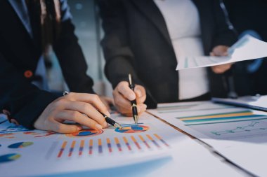 İş analizi, iş adamlarının toplanıp piyasadaki durumu tartışması. İş Mali Konsepti