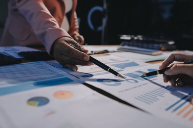 İş analizi, iş adamlarının toplanıp piyasadaki durumu tartışması. İş Mali Konsepti