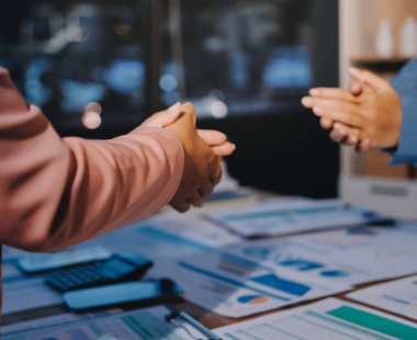 İş adamlarından oluşan bir ekip konferans sırasında el çırpıyor. İş adamları seminerde alkışlıyorlar..