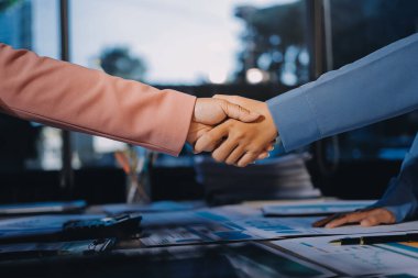 İş başarısı. Yatırım sektöründe iş adamlarının el sıkışması onaylandı.