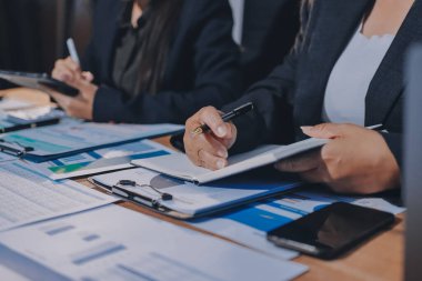 İş analizi, iş adamlarının toplanıp piyasadaki durumu tartışması. İş Mali Konsepti