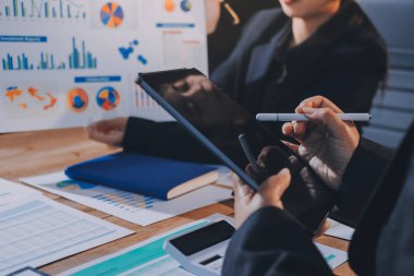 İş analizi, iş adamlarının toplanıp piyasadaki durumu tartışması. İş Mali Konsepti