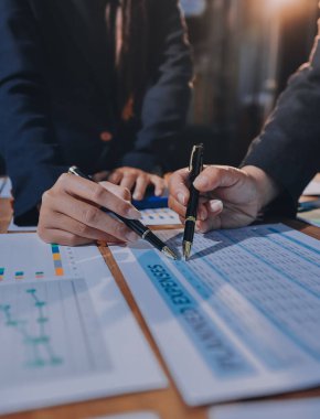 İş analizi, iş adamlarının toplanıp piyasadaki durumu tartışması. İş Mali Konsepti