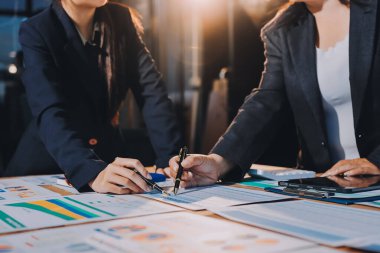 İş analizi, iş adamlarının toplanıp piyasadaki durumu tartışması. İş Mali Konsepti