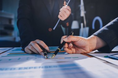 İş analizi, iş adamlarının toplanıp piyasadaki durumu tartışması. İş Mali Konsepti