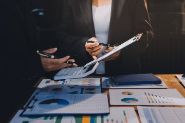 İş analizi, iş adamlarının toplanıp piyasadaki durumu tartışması. İş Mali Konsepti