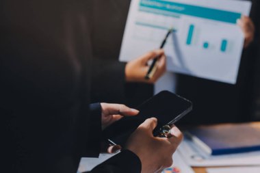 İş analizi, iş adamlarının toplanıp piyasadaki durumu tartışması. İş Mali Konsepti