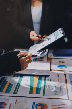 İş analizi, iş adamlarının toplanıp piyasadaki durumu tartışması. İş Mali Konsepti