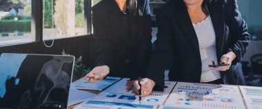 İş analizi, iş adamlarının toplanıp piyasadaki durumu tartışması. İş Mali Konsepti