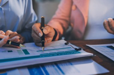 İş analizi, iş adamlarının toplanıp piyasadaki durumu tartışması. İş Mali Konsepti