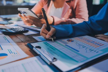 İş analizi, iş adamlarının toplanıp piyasadaki durumu tartışması. İş Mali Konsepti