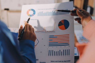 İş analizi, iş adamlarının toplanıp piyasadaki durumu tartışması. İş Mali Konsepti