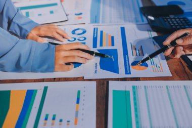 İş analizi, iş adamlarının toplanıp piyasadaki durumu tartışması. İş Mali Konsepti