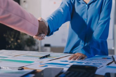 İş başarısı. Yatırım sektöründe iş adamlarının el sıkışması onaylandı.