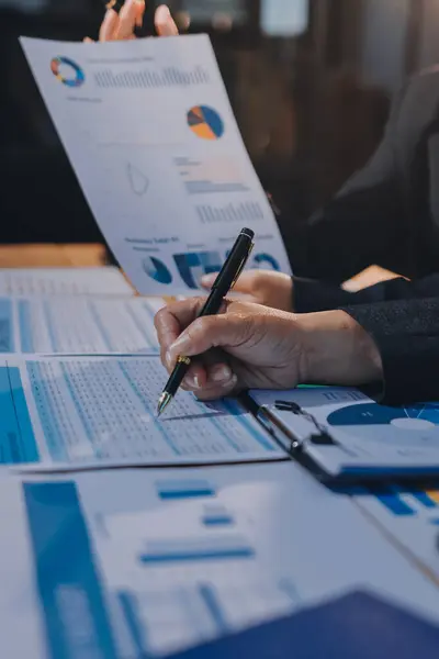 İş analizi, iş adamlarının toplanıp piyasadaki durumu tartışması. İş Mali Konsepti