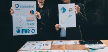 İş analizi, iş adamlarının toplanıp piyasadaki durumu tartışması. İş Mali Konsepti