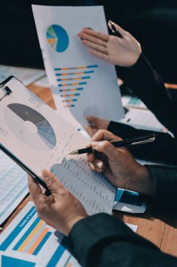 İş analizi, iş adamlarının toplanıp piyasadaki durumu tartışması. İş Mali Konsepti