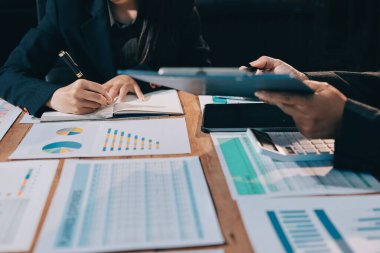 İş analizi, iş adamlarının toplanıp piyasadaki durumu tartışması. İş Mali Konsepti