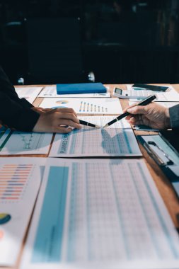 İş analizi, iş adamlarının toplanıp piyasadaki durumu tartışması. İş Mali Konsepti