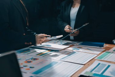 İş analizi, iş adamlarının toplanıp piyasadaki durumu tartışması. İş Mali Konsepti