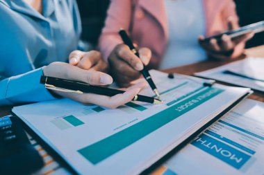 İş analizi, iş adamlarının toplanıp piyasadaki durumu tartışması. İş Mali Konsepti