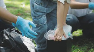Genç bayan gönüllü plastik çöp topluyor.