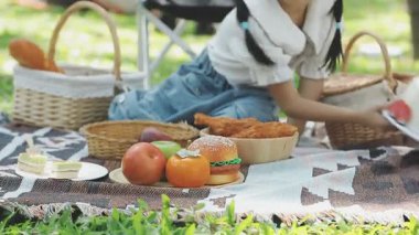 Parkta piknik yapan Asyalı kadın.