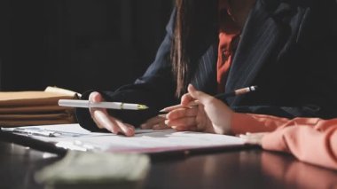 Genç bayan ofiste çalışıyor.