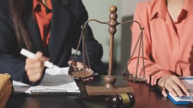 İş adamları ofiste buluşur, iş yerinde çalışır..