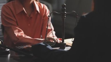 Kafedeki dizüstü bilgisayarlı kız.