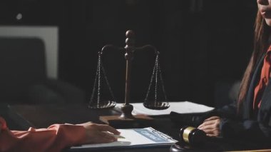 Yargıç Tokmak ve avukat mahkeme salonunda çalışıyor..