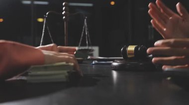 Avukat ve yargıç ofiste teraziyle çalışıyorlar..